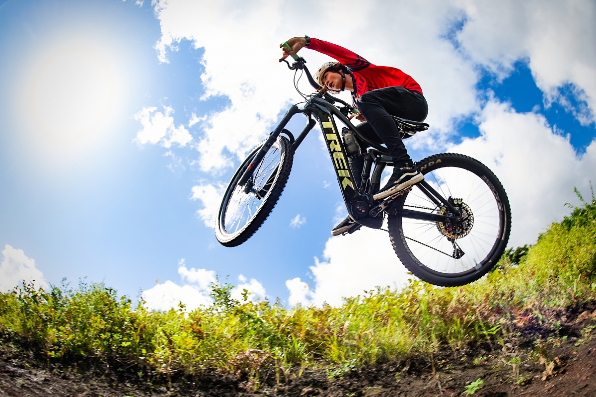 車重が嵩むE-MTBでも、トップライダーの手にかかればこの通り華麗なエアも余裕で決まる。