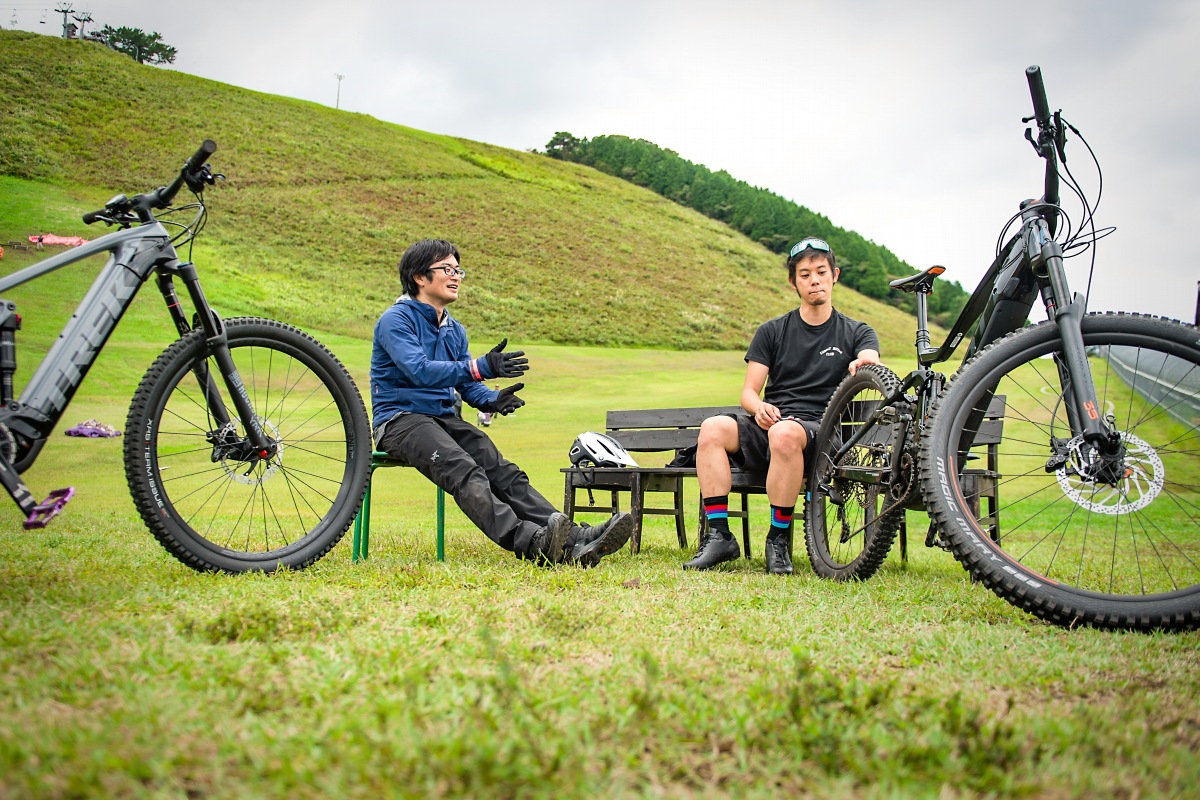 新型Perfomance Line CXの出来について語っていると止まらなくなってしまう二人。自転車バカなんです。