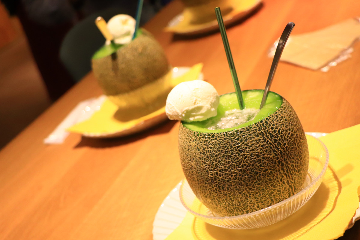 茨城が日本一の生産量を誇るメロンをふんだんに使用したメロンまるごとクリームソーダ