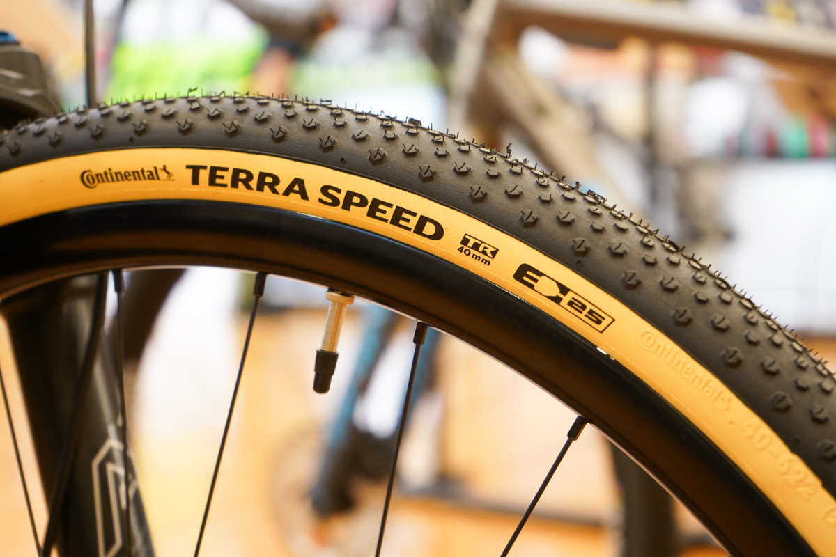 コンチネンタルのTERRA SPEEDにはタンカラーモデルが用意される