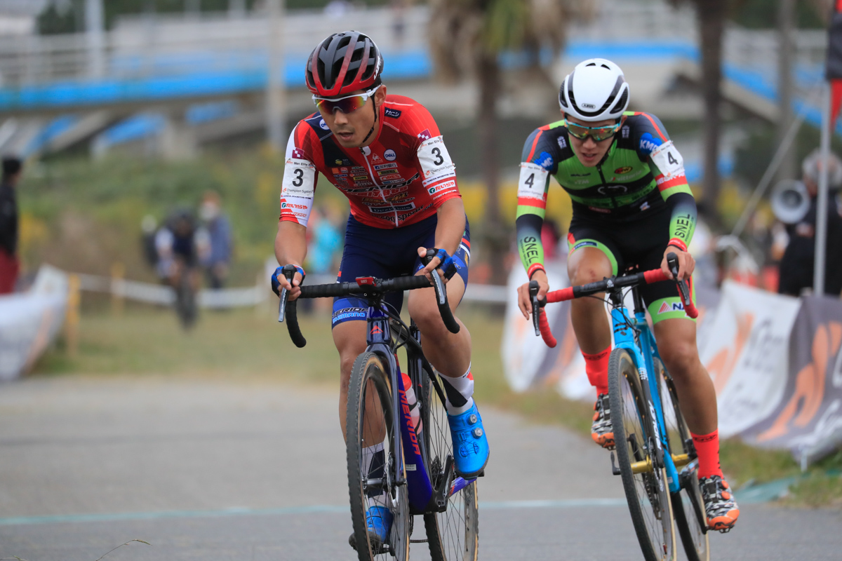 小坂光(宇都宮ブリッツェン)が積田連(SNELシクロクロスチーム)と前を追う
