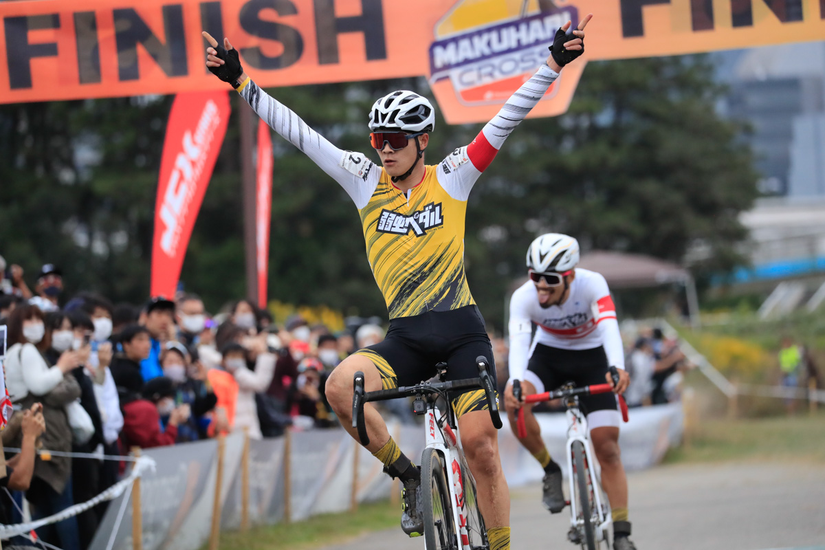 前田公平をリードしてフィニッシュした織田聖（弱虫ペダルサイクリングチーム）