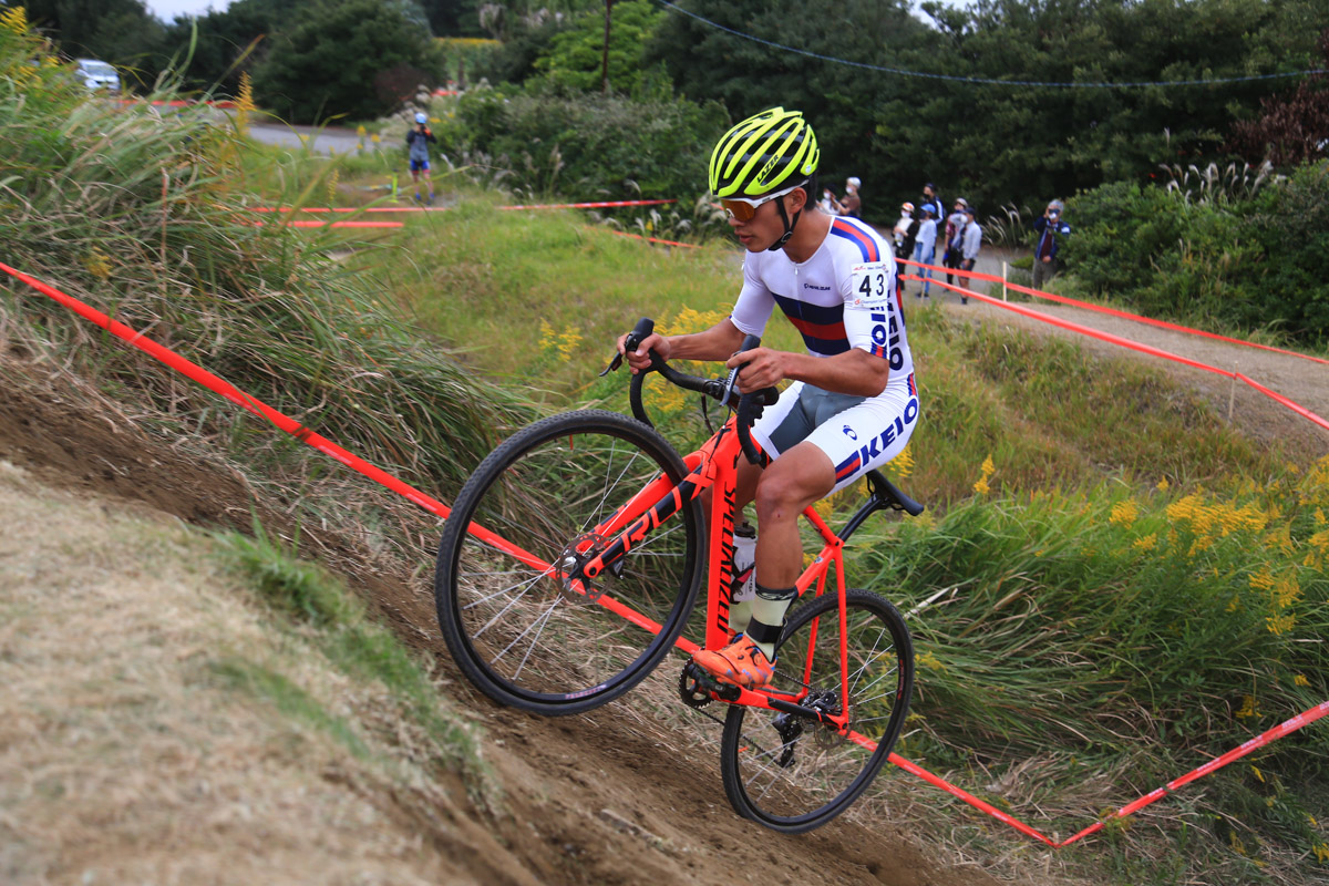 5位の川野碧己(慶應義塾大学自転車競技部)