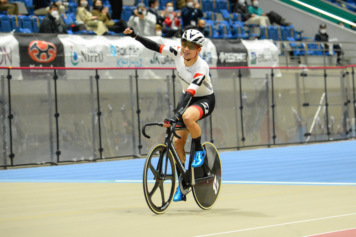 男子スクラッチ 残り2周を逃げ切って優勝した橋本英也(チームブリヂストンサイクリング)