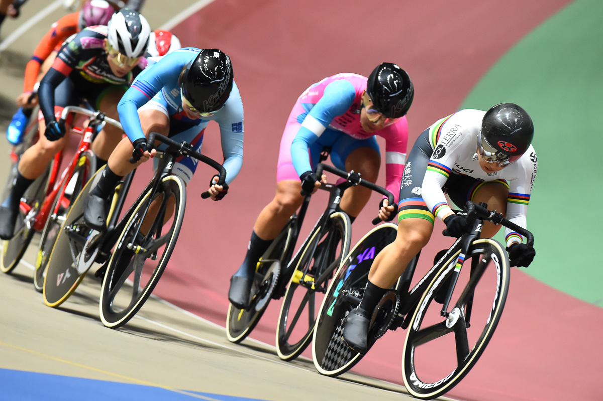 女子オムニアム・ポイントレース ポイントを取りに行く梶原悠未(筑波大学大学院)