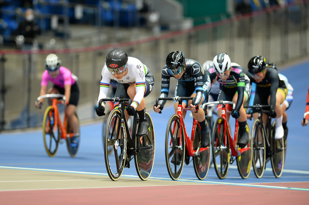 女子オムニアム・スクラッチ　集団先頭でレースを進める梶原悠未（筑波大学大学院）