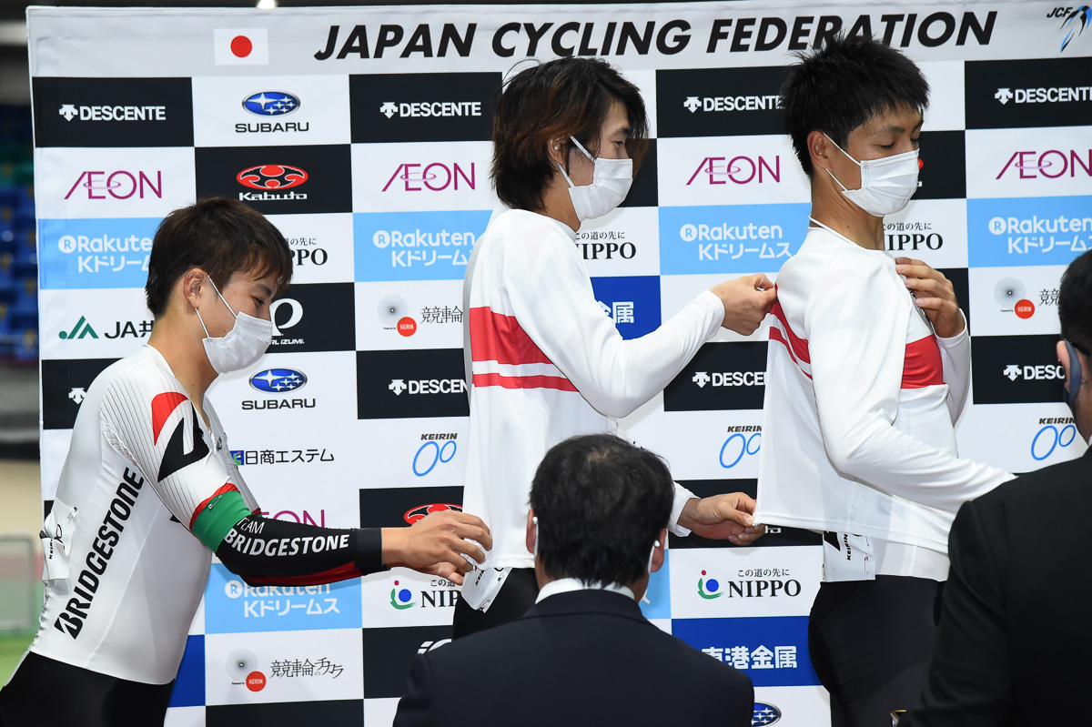 男子マディソン 表彰式 チャンピオンジャージをお互いに着せ合う