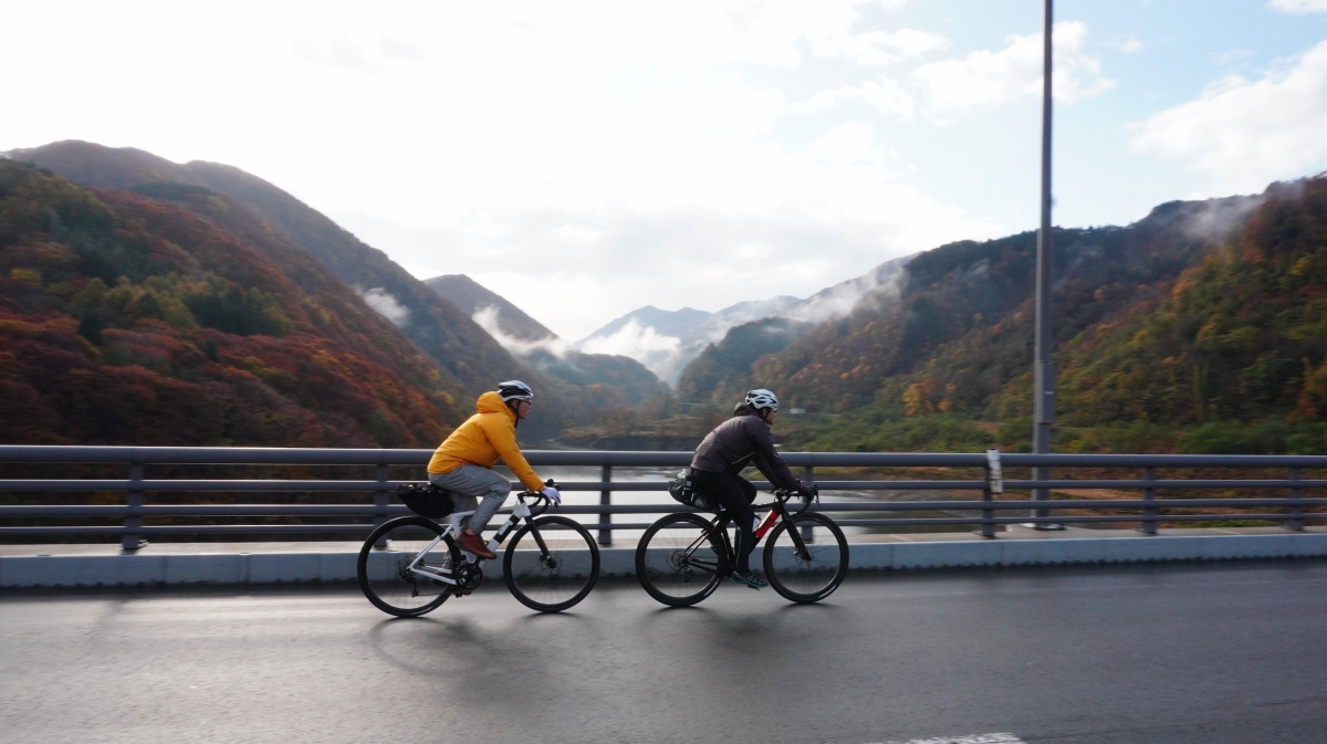 トンネルを抜ける度に深みを増す景色