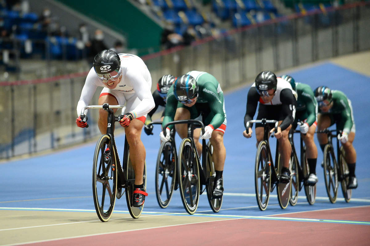 男子ケイリン決勝　先行して最終周回に入る脇本雄太（チームブリヂストンサイクリング）