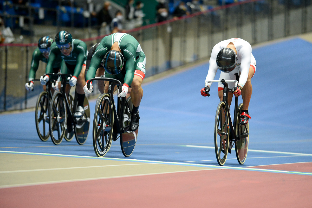 男子ケイリン決勝　脇本雄太（チームブリヂストンサイクリング）と深谷知広（ドリームシーカー・レーシングチーム）のハンドルの投げ合い