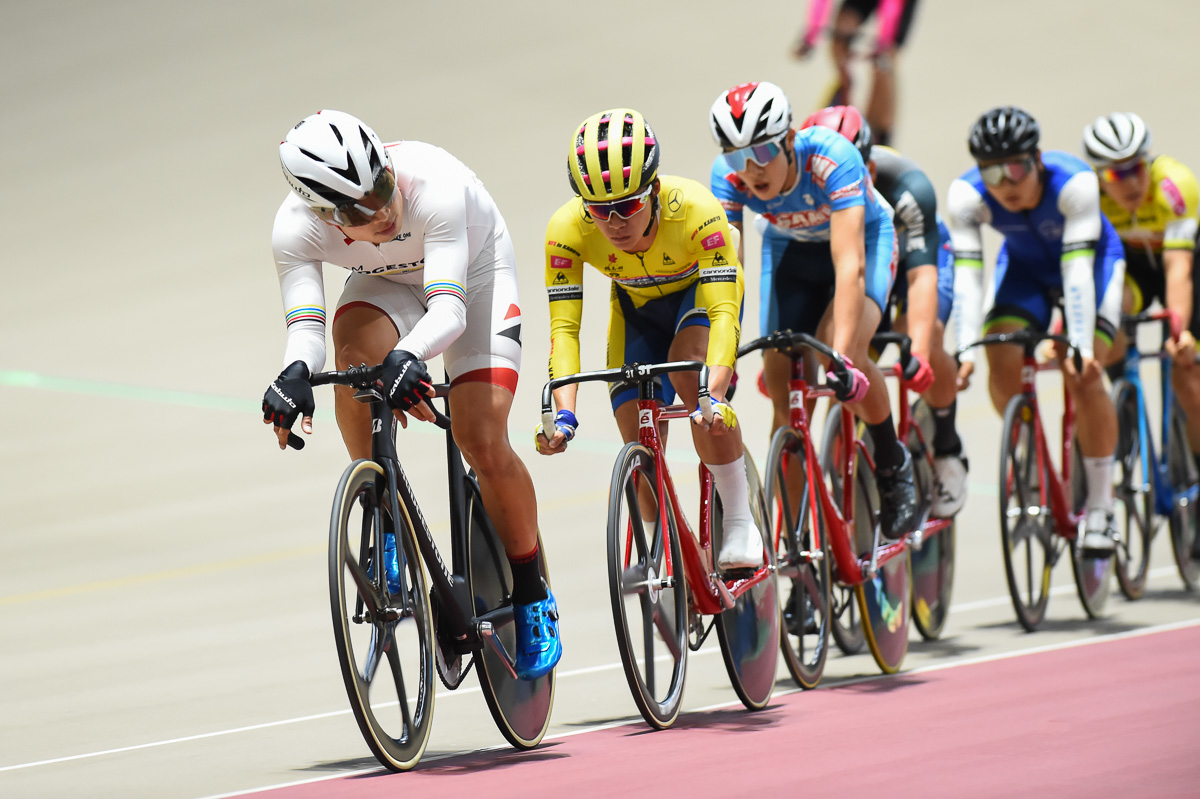 男子オムニアム・ポイントレース 集団をコントロールする橋本英也(チームブリヂストンサイクリング)