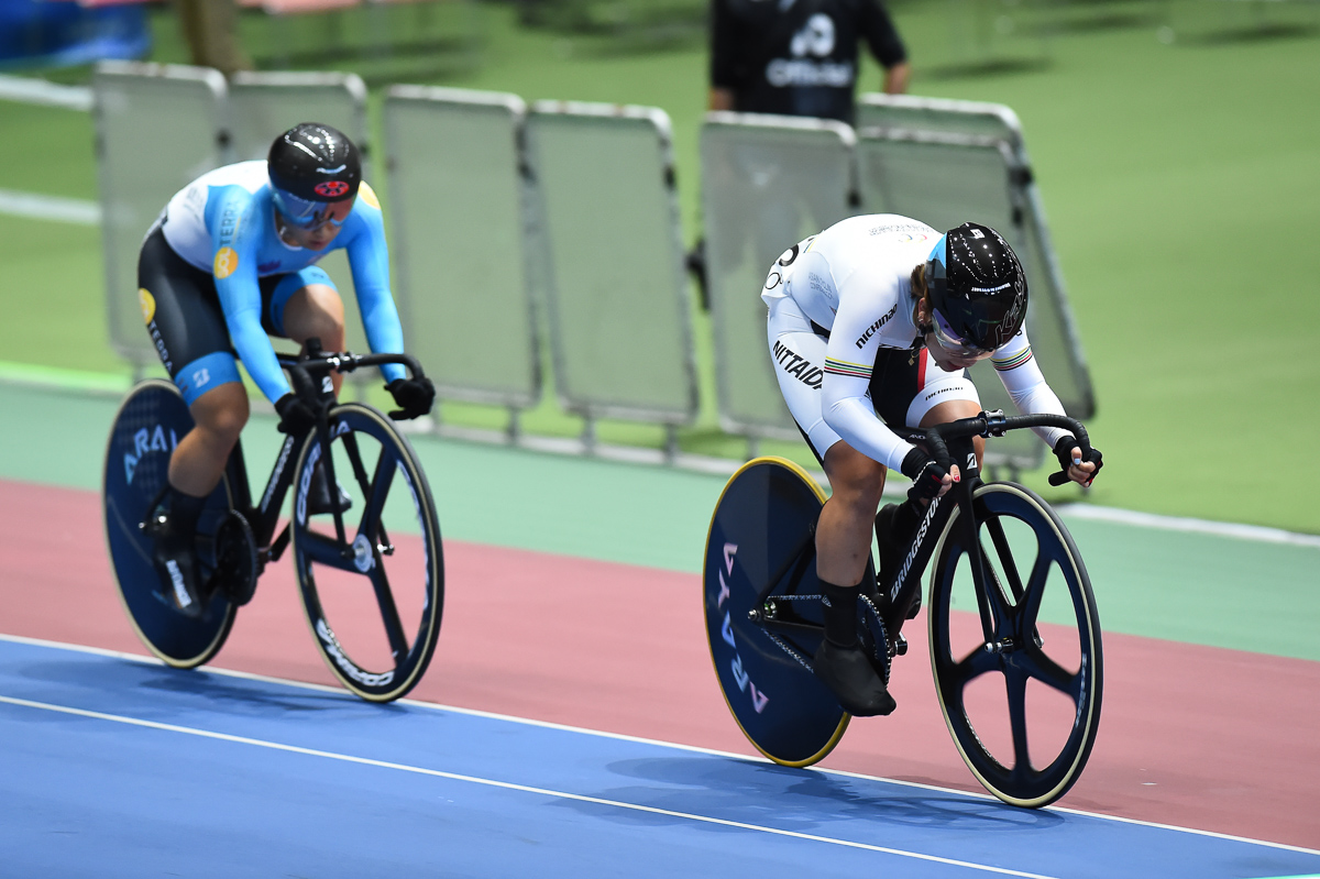 女子スクラッチ  飛び出した古山稀絵（日本体育大学大学院）を梶原悠未（筑波大学大学院）がチェックに入る