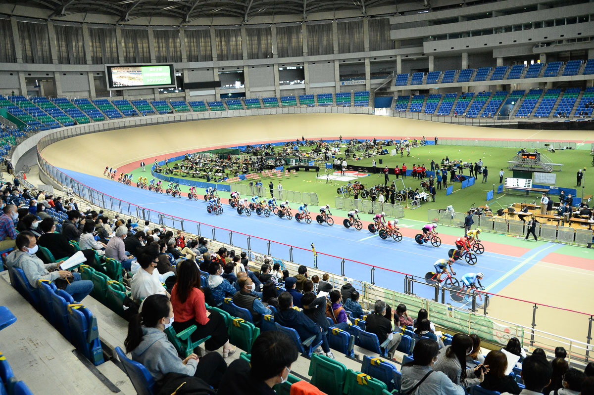 全日本選手権トラック3日目 土曜日となり観客が増えたメインスタンド