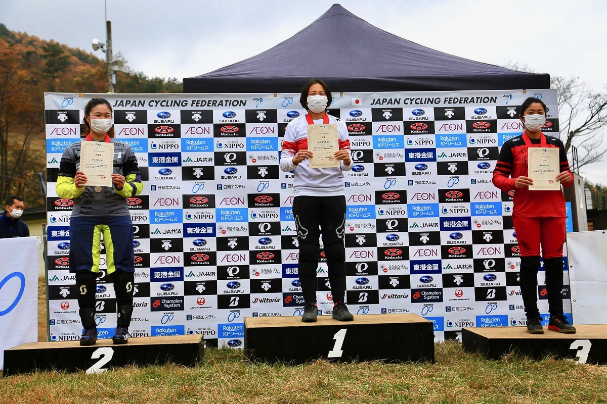 女子エリート表彰式 優勝 岩崎美智恵、2位 松本璃奈、3位 富田敬子