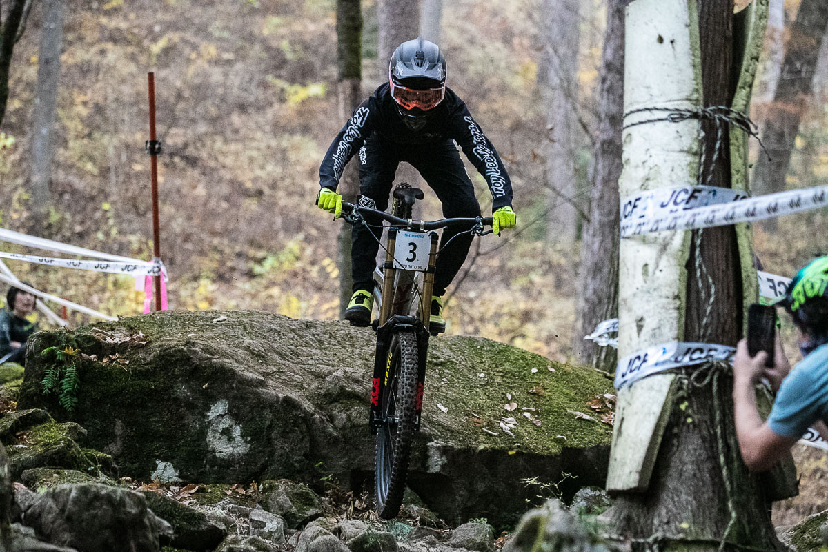 ロックセクションを越える2位の泉野龍雅(自転車道)