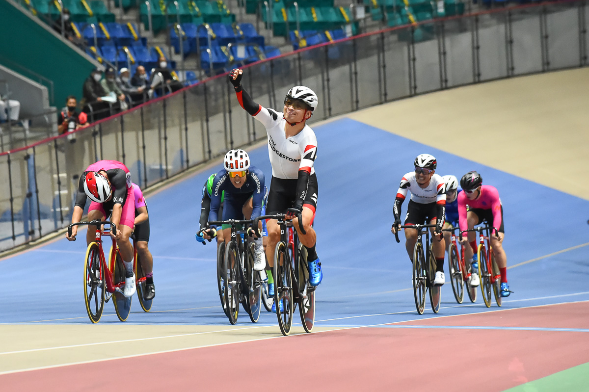 男子ポイントレース　フィニッシュも先頭を獲って優勝を決めた橋本英也（チームブリヂストンサイクリング）