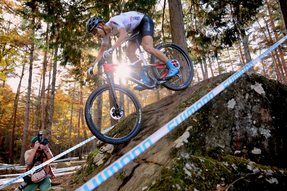 大岩のドロップオフを降る山本幸平（DREAM SEEKER MTB RACING TEAM）