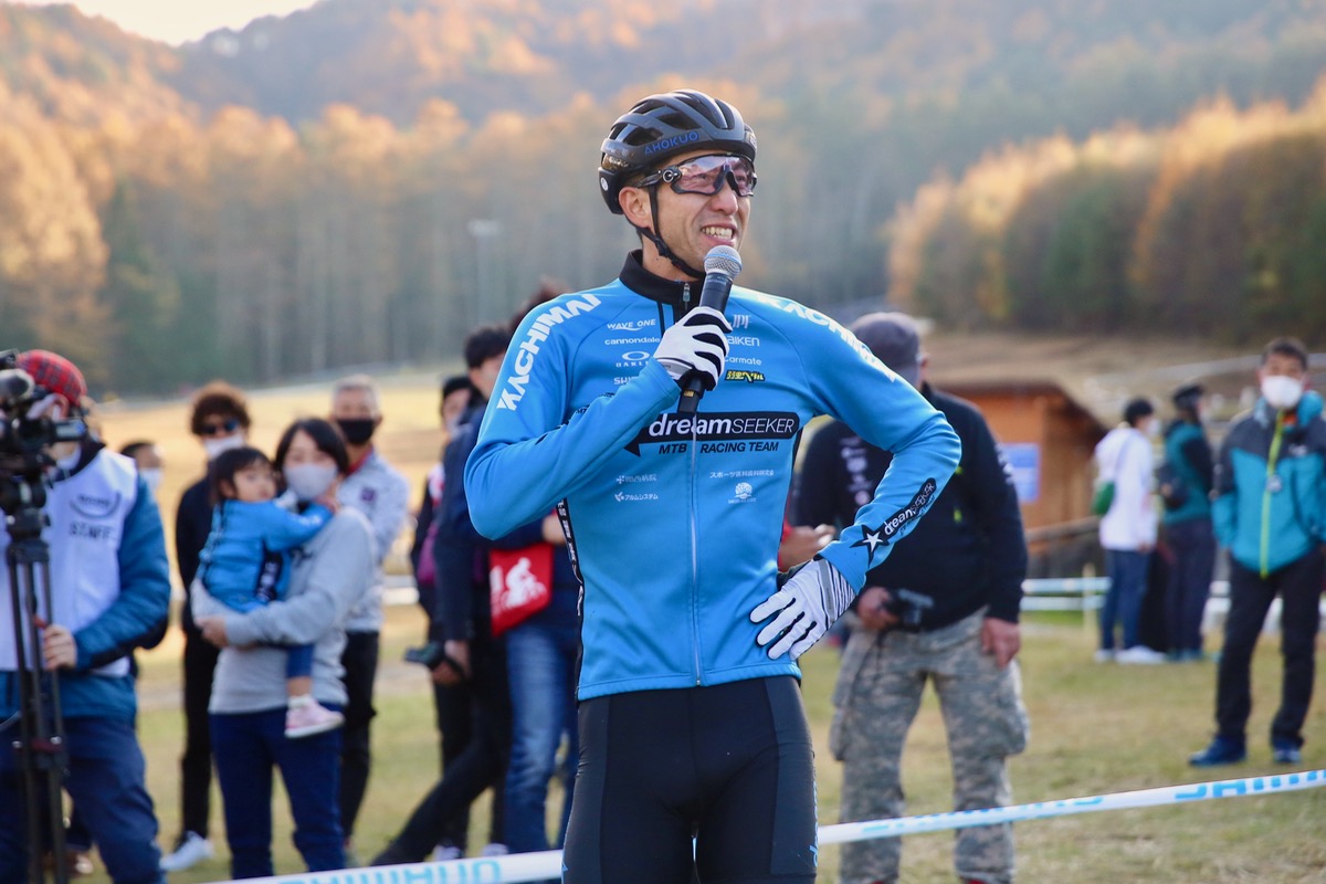 レース後インタビューに答える山本幸平（DREAM SEEKER MTB RACING TEAM）