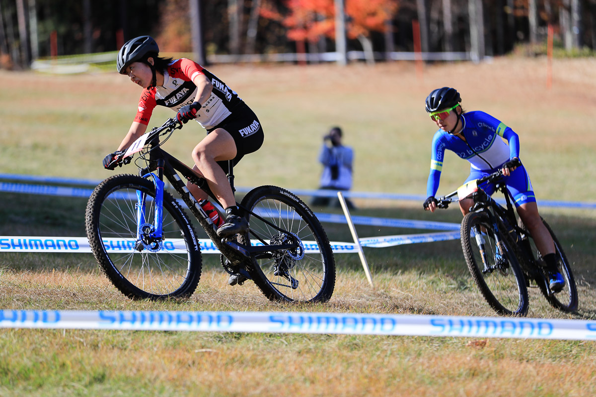 U23の川口うらら（FUKAYA RACING）が今井美穂（CO2bicycle）の前に出る