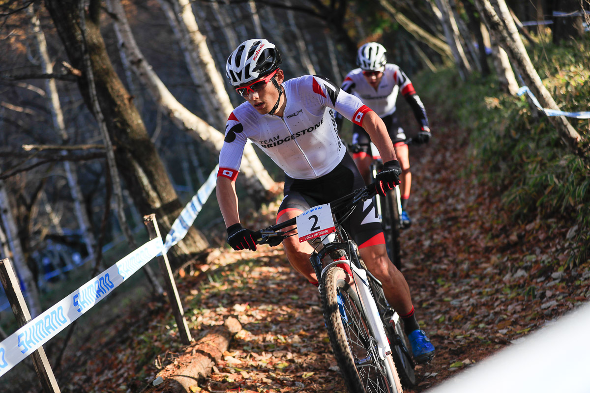 山本幸平を追走する平野星矢と沢田時（TEAM BRIDGESTONE Cycling）