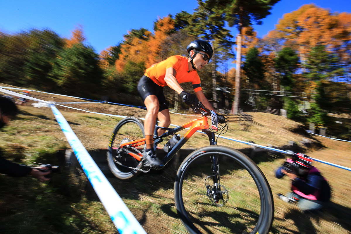 ドロップオフを行く山本和弘(Cannondale Japan)
