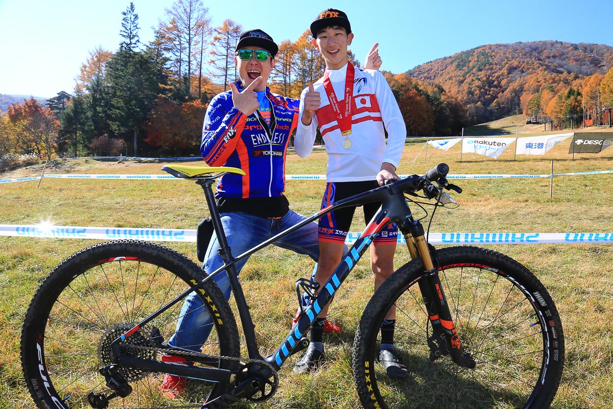 Men Youth 優勝の柚木伸元(Pro Ride)と江崎孝徳監督