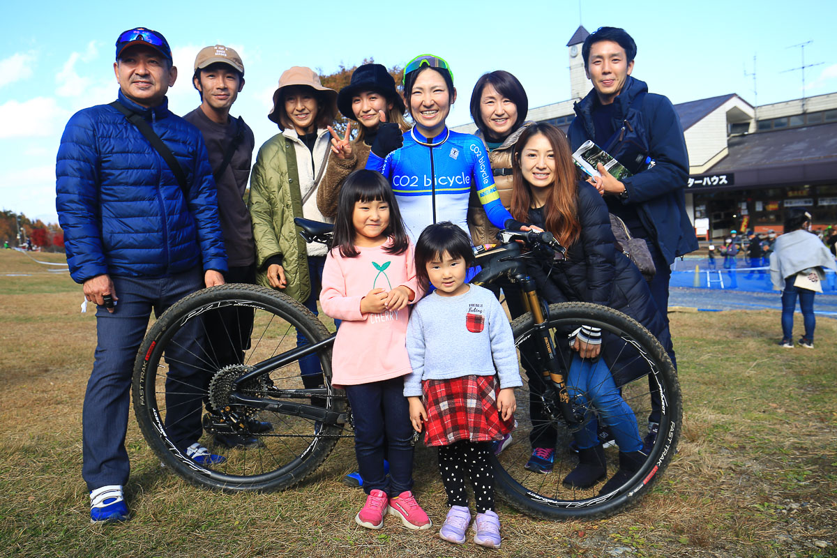 親族やサポーターに祝福される今井美穂（CO2bicycle）