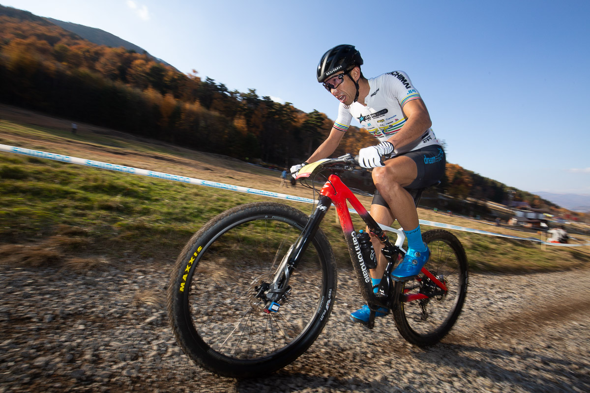 後続を引き離して独走する山本幸平（DREAM SEEKER MTB RACING TEAM）