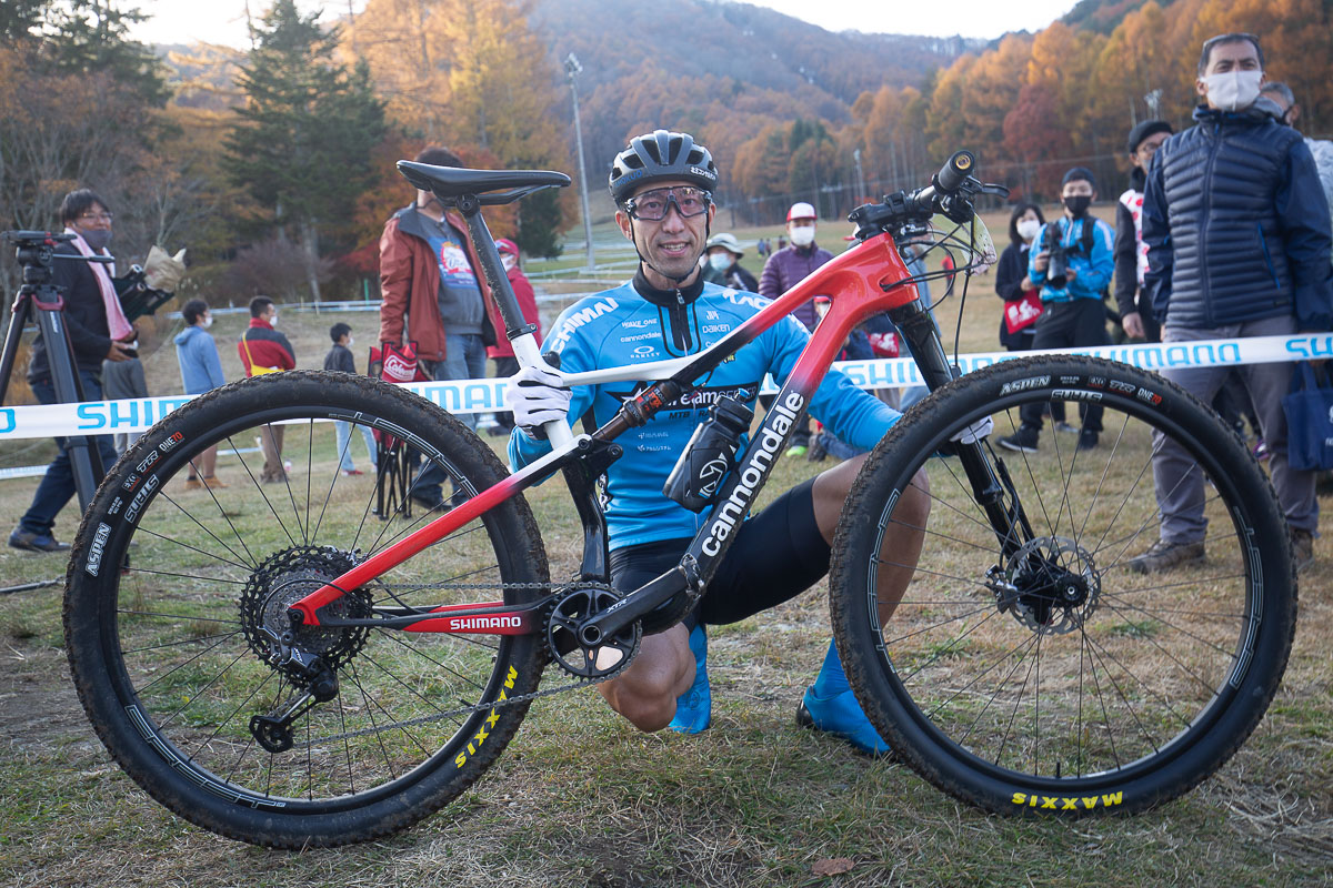 優勝した山本幸平（DREAM SEEKER MTB RACING TEAM）と愛車のキャノンデールSCALPEL