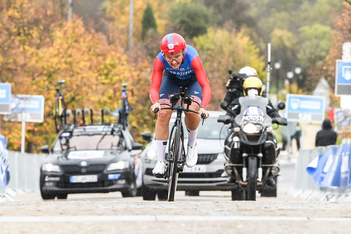 平均時速44.1km/hで勝利したリサ・ブレナウアー(ドイツ、セラティツィット・WNTプロサイクリング)