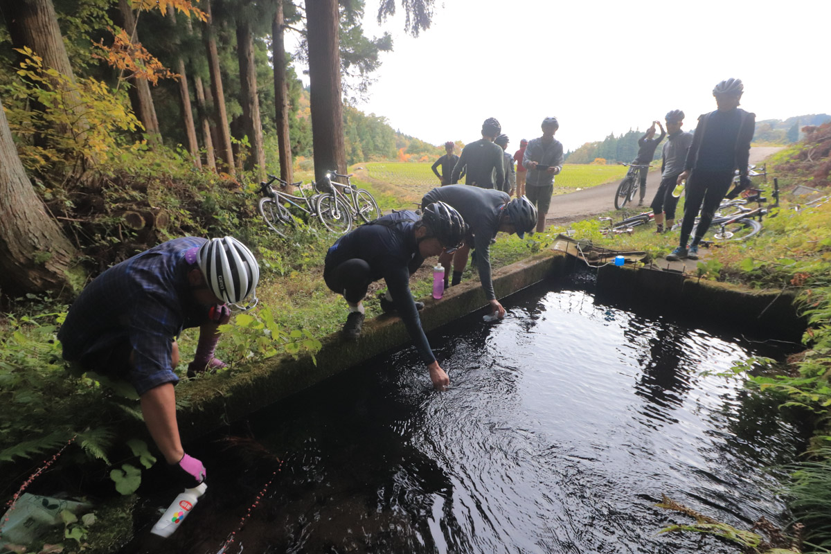 湧き水に立ち寄ってボトルに給水する