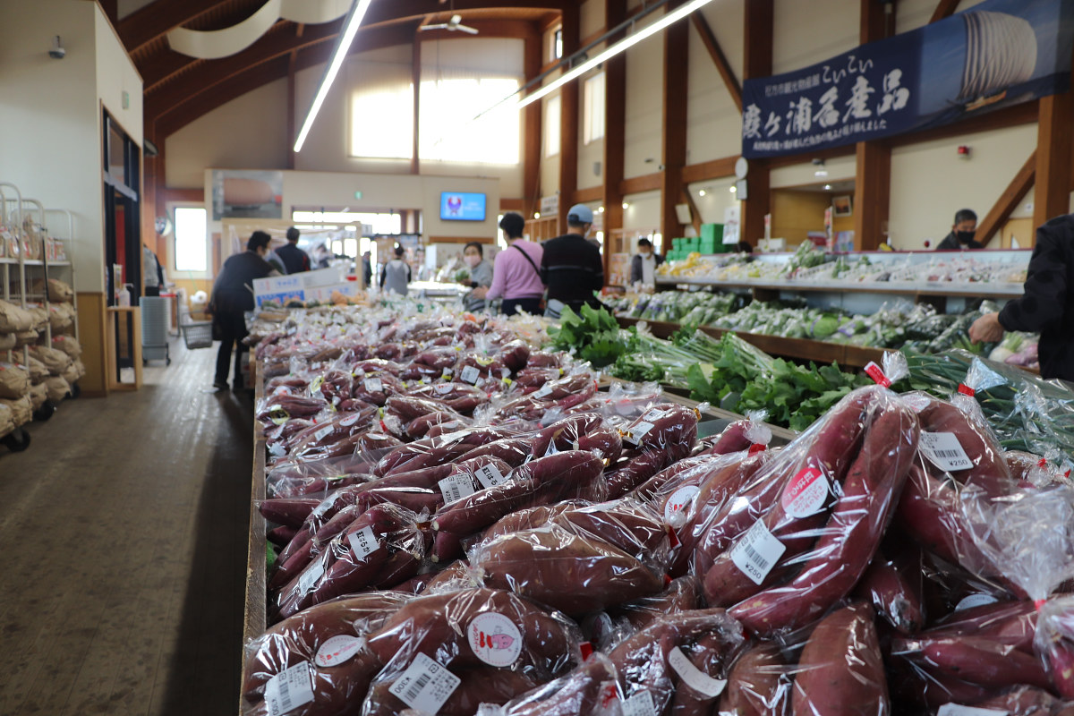 食事処や地元野菜の販売など、買い物をする観光客でとても賑わっていた