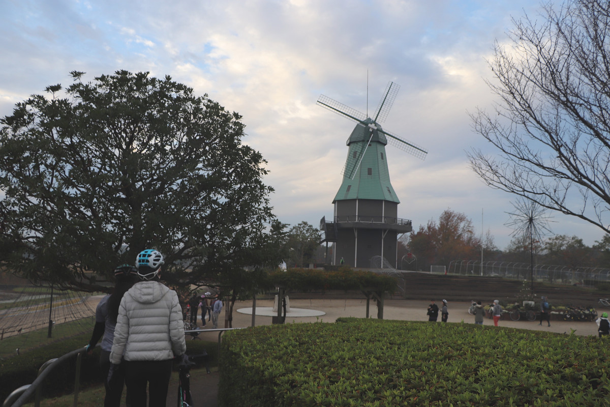 大きなオランダ型風車がある自然豊かな公園