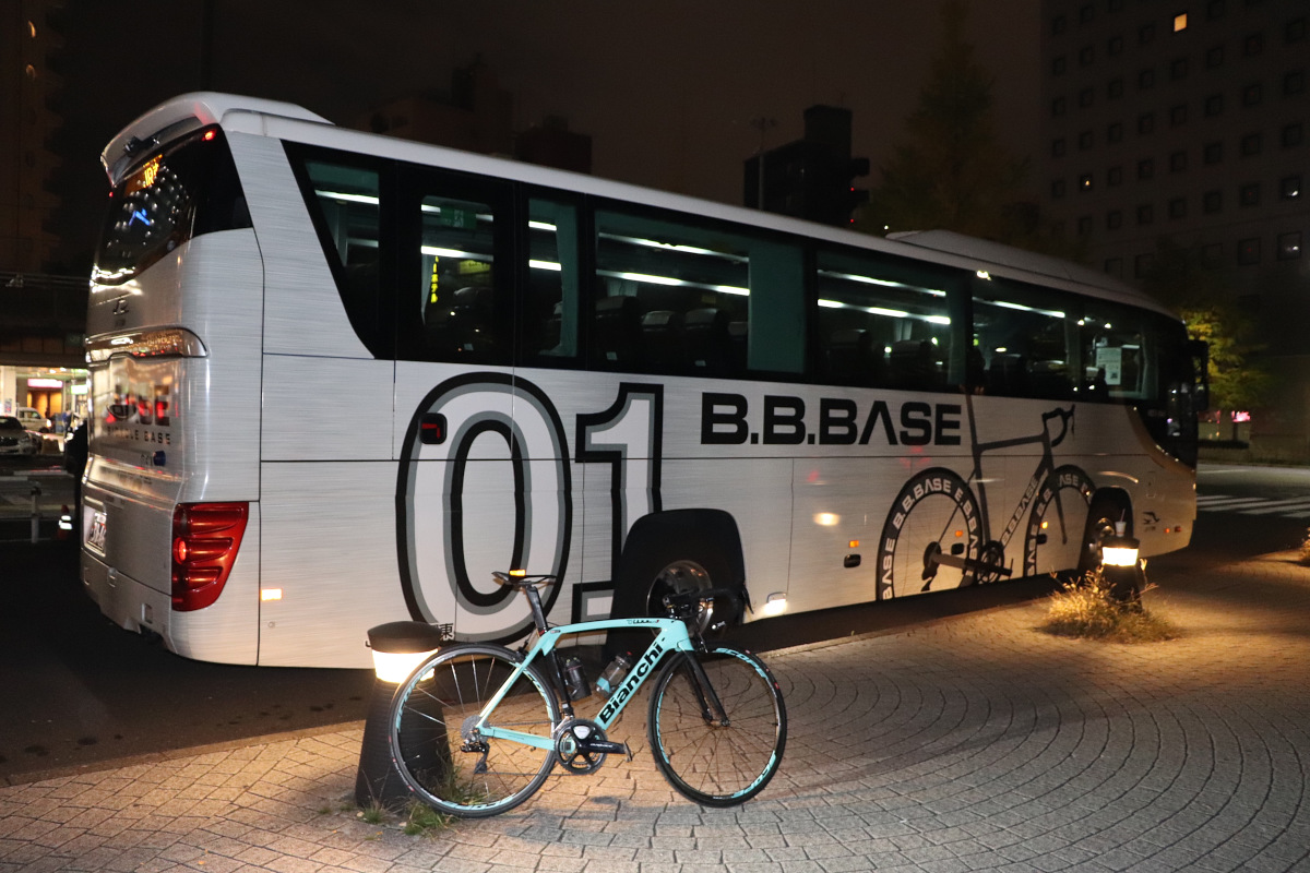 B.B.BASEバスと愛車を記念撮影