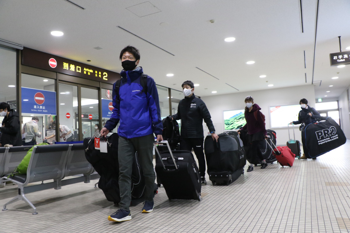 女満別空港に到着した一行　実証実験のために今回は大きな輪行バッグと共にやってきました