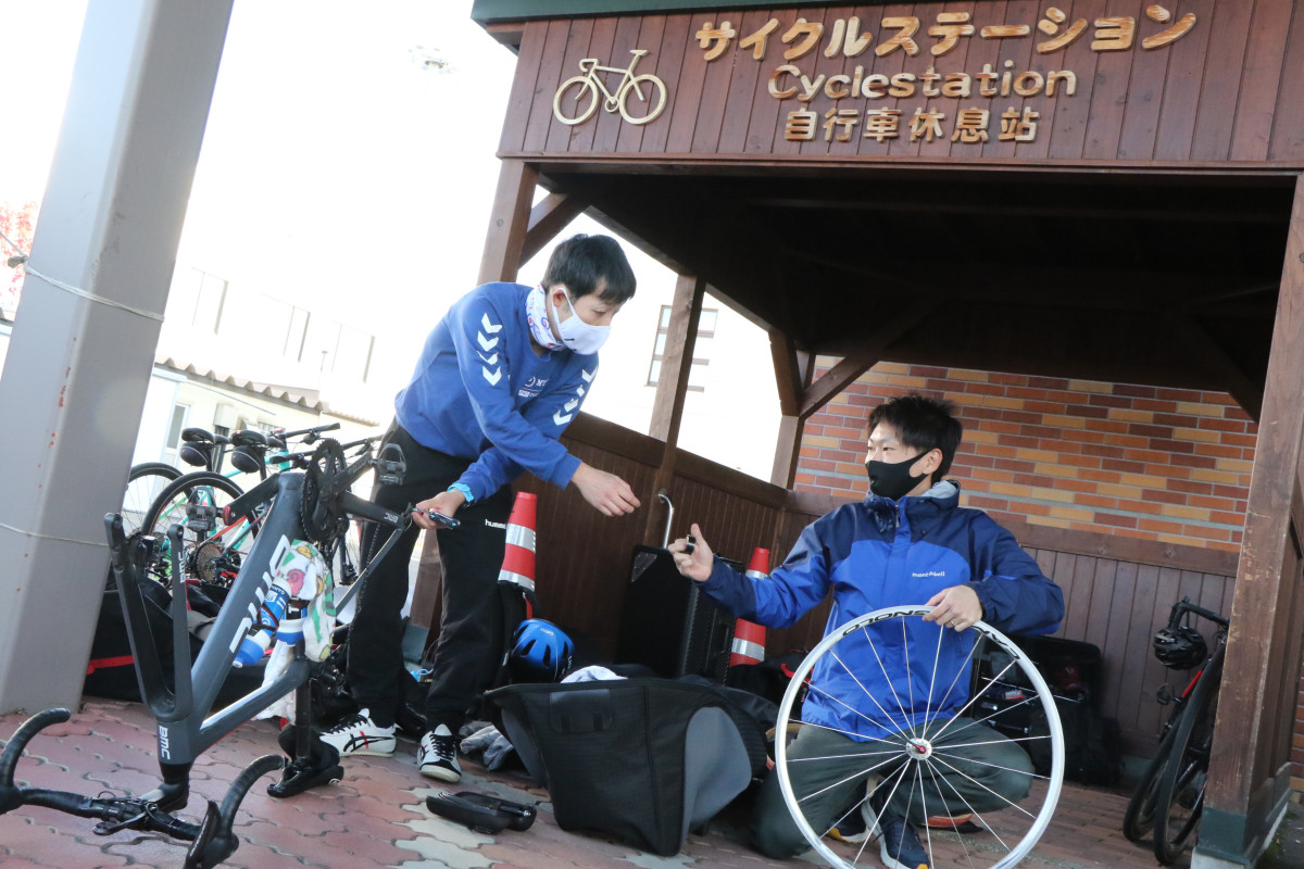 シマノレーシング時代のチームメイトだった2人　抜群のチームプレイで自転車を組み上げていきます