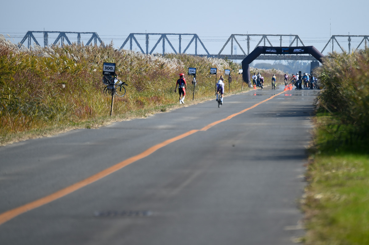 利根川河川敷の作業用道路、直線基調でフラットな往復路がコース