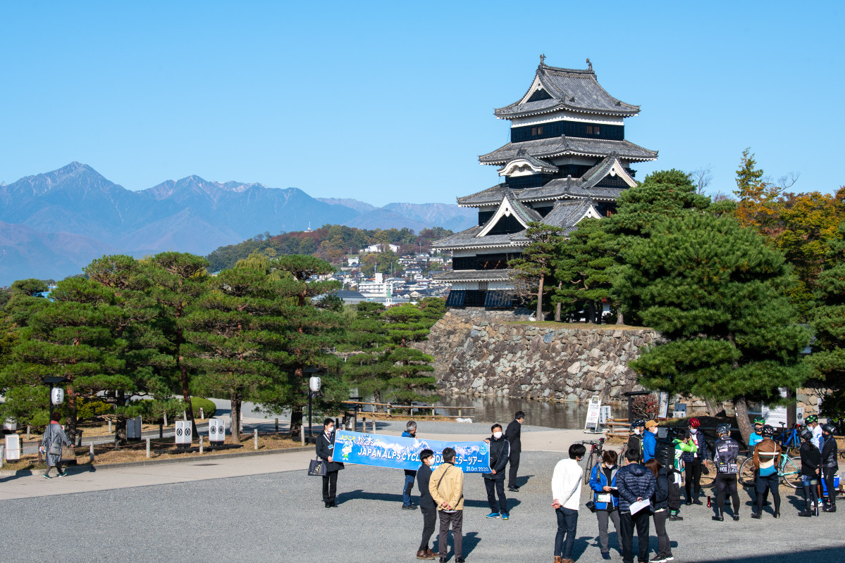 モニターツアーの出発式が行われた松本城　地元マスコミも集まった