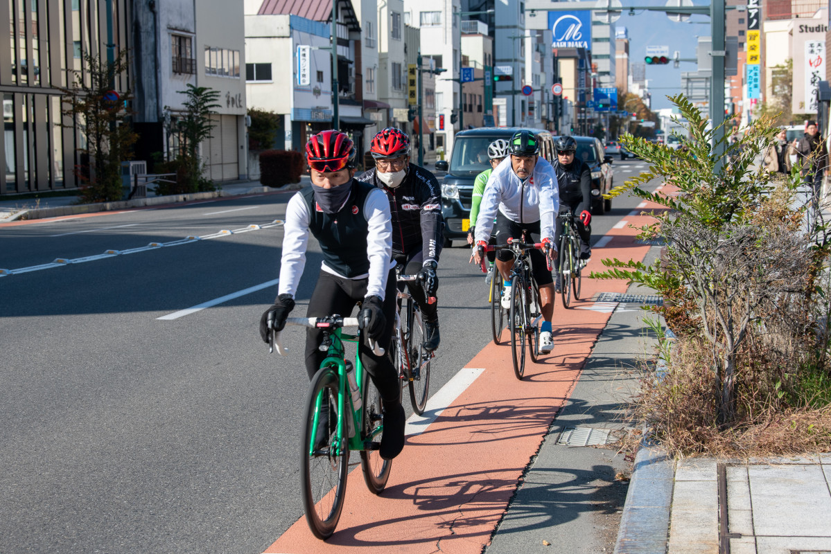 松本市街を走り抜けていく一行