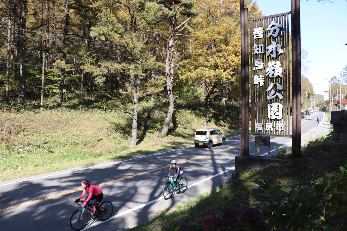 本ライドの第一峠となる「善知鳥峠」ちなみに「うとうとうげ」と読むんですって