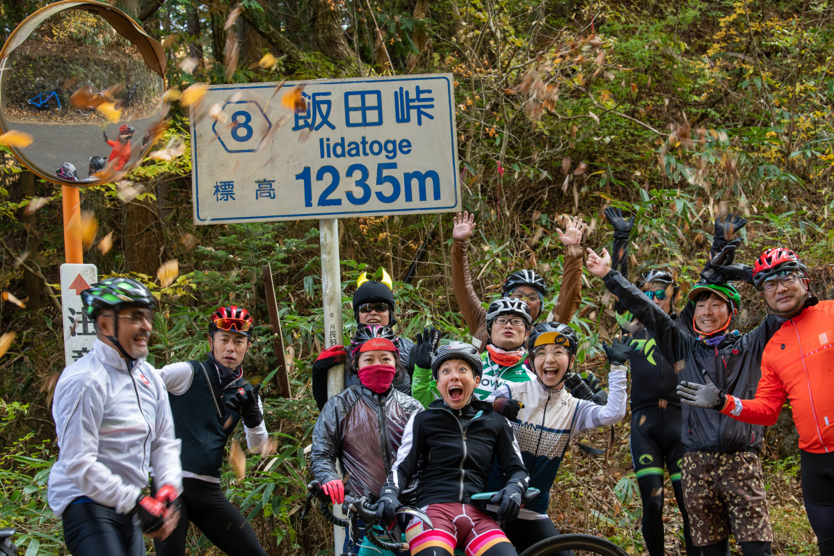 飯田峠に到着、ここからは一路ダウンヒルです。