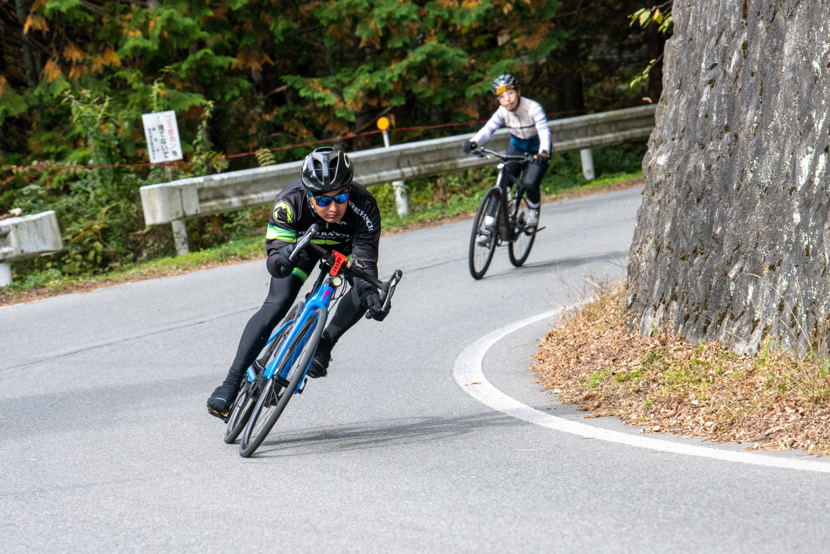 鋭いコーナーを披露する鈴木代表