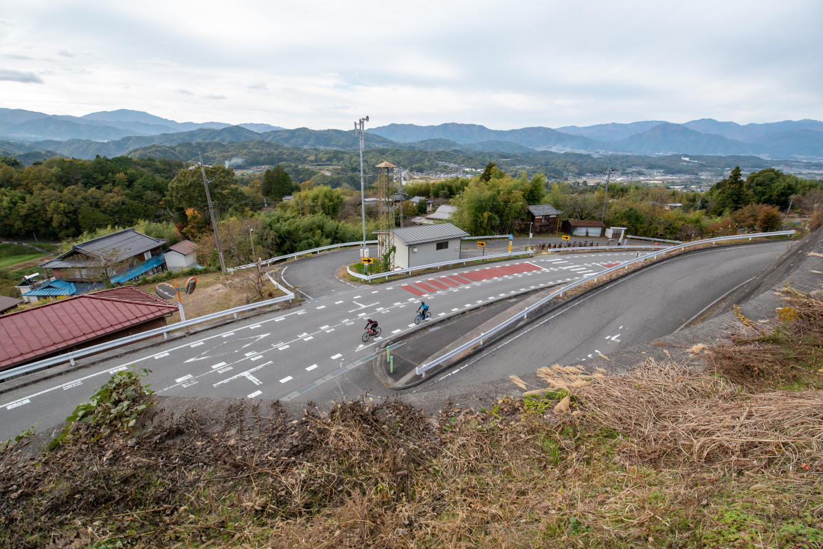 背後に木曾山脈を背負いつつ、本日最後の区間へ向けて走り始めます