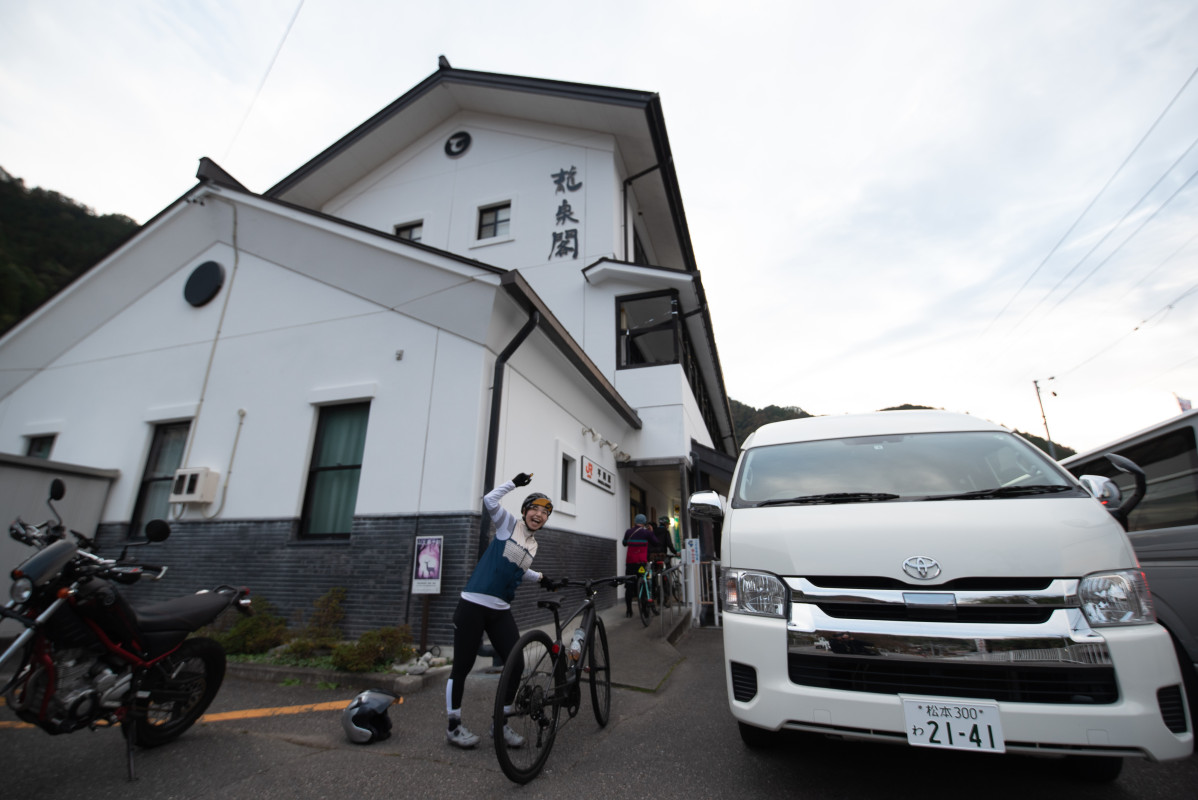 本日のお宿、龍泉閣。JR平岡駅と同じ建物にある、いわばPLAYatreの先駆けのような存在