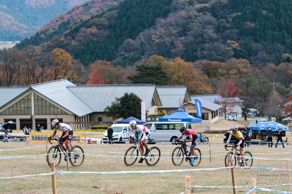 沢田時（TEAM BRIDGESTONE Cycling）が抜群の登坂スピードでレースを引っ張る