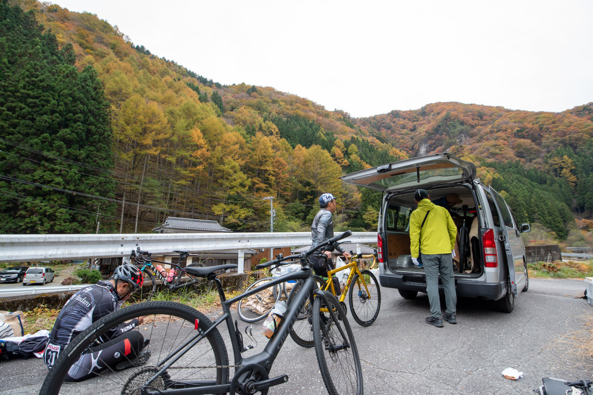 通行止めの地蔵峠を迂回するため、一旦車で移動します