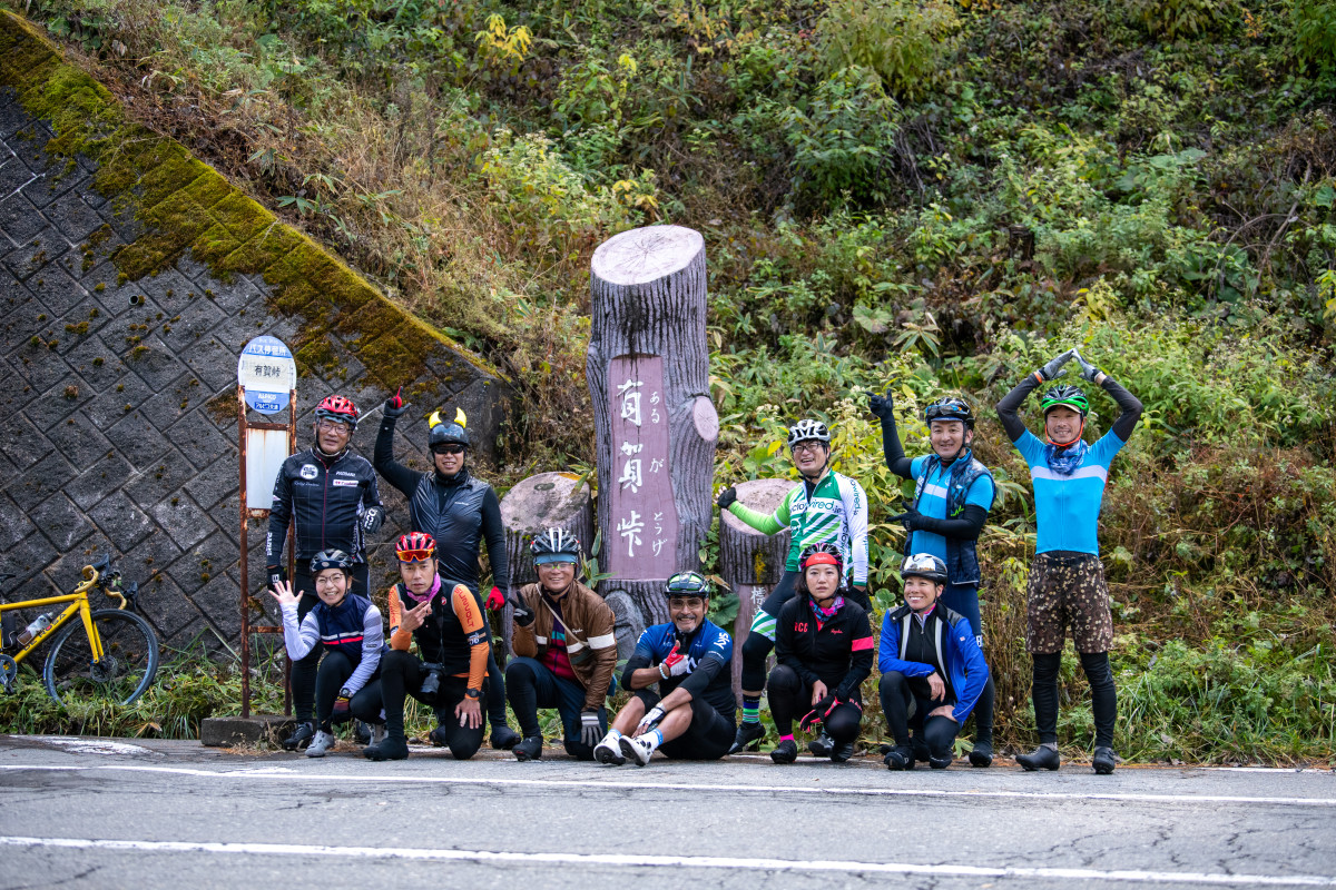 有賀峠には看板が。実際は下ってきたところですが、それはそれ、写真は残しておきましょう