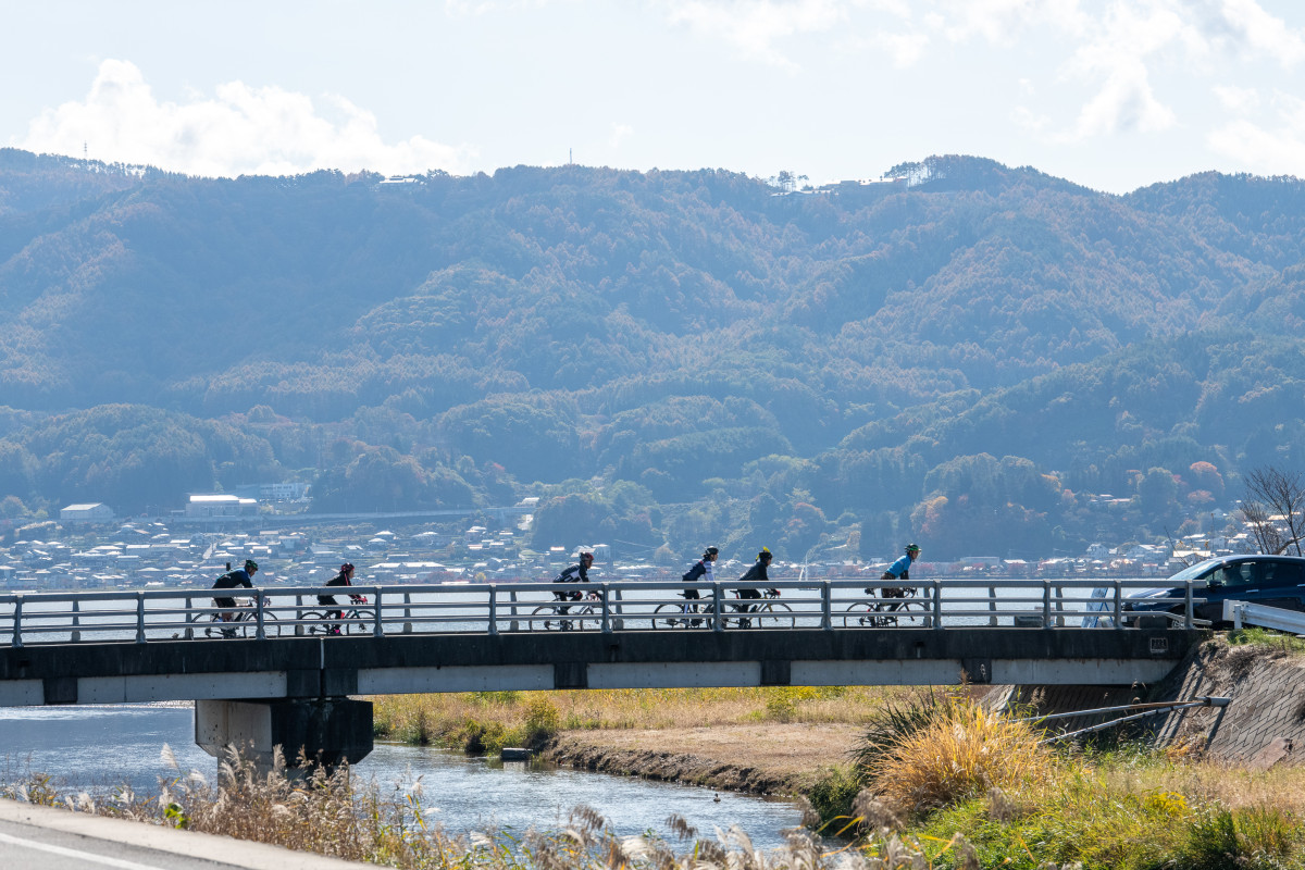 諏訪湖に流れ込む小川を渡って行く