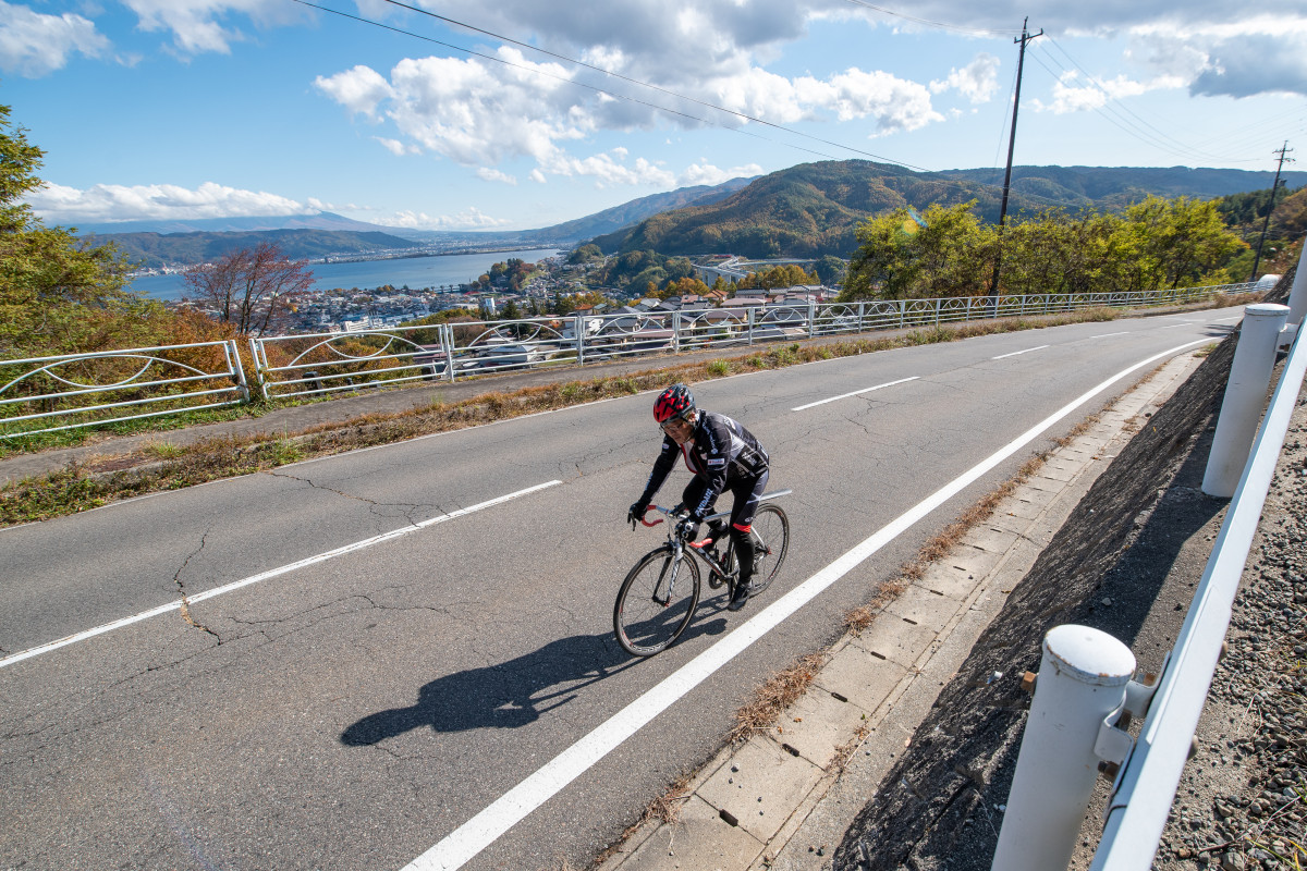 諏訪湖に別れを告げ、勝弦峠へ向かう。