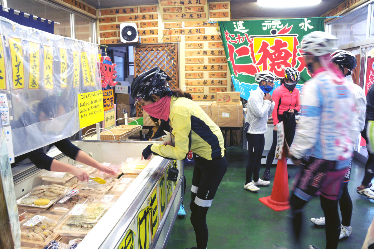 揚げてもらう練りものに悩む参加者たち。北見食品工業にて